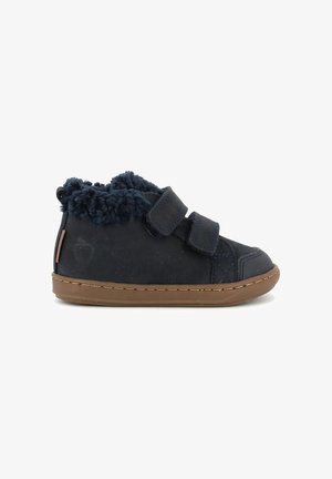 Kinderschoen in marineblauw met bruine zool, twee klittenbandsluitingen en een zachte fleecevoering rondom de enkel voor warmte en comfort.