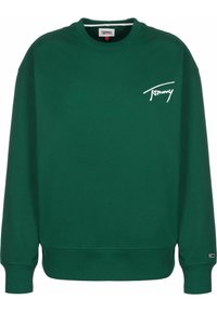 Groene sweatshirt van zachte stof heeft een ronde hals, ribbelboorden en -zoom, met een witte "Tommy" logo geborduurd op de borst.