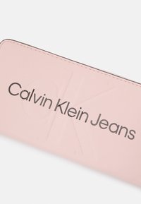 Calvin Klein Jeans SCULPTED ZIP AROUND MONO - Carteira - pink blush