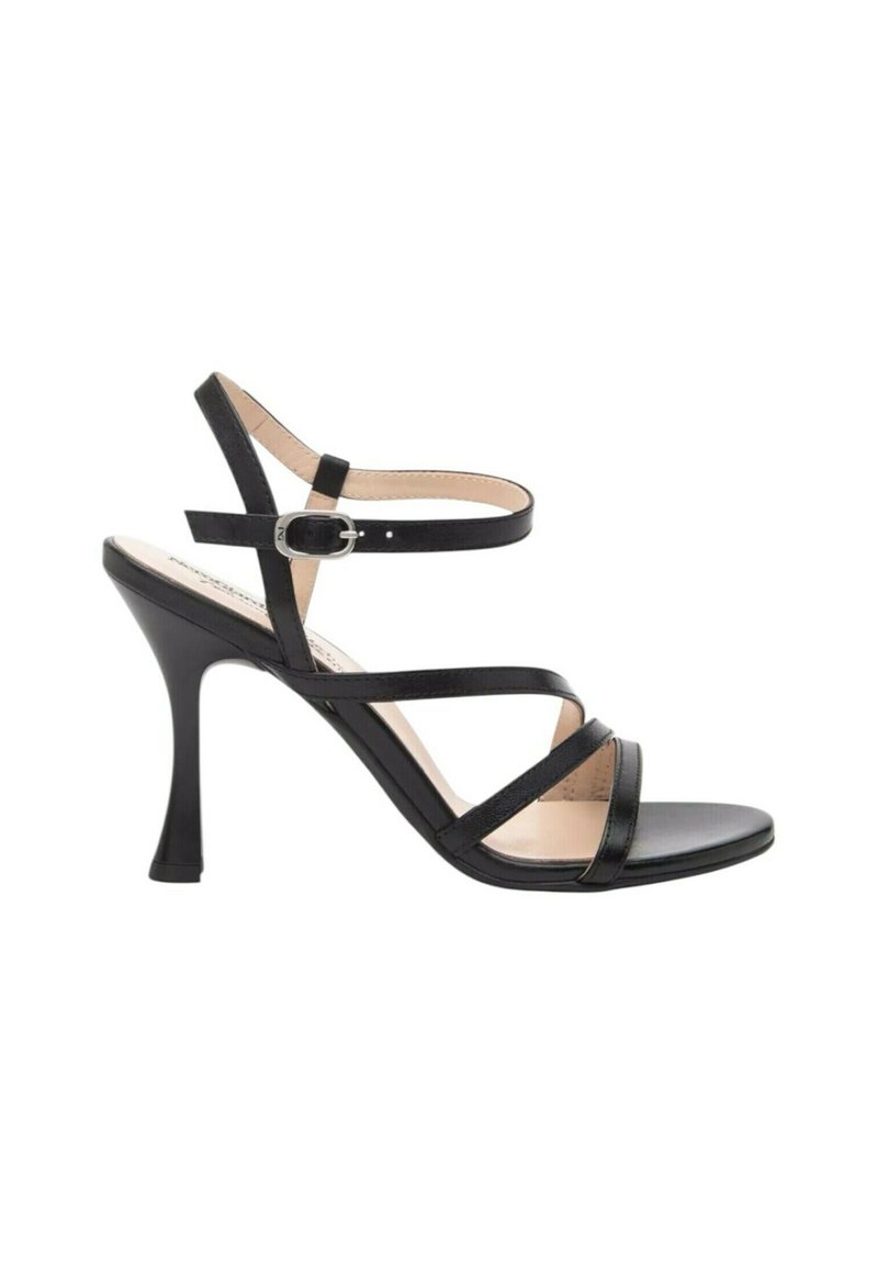 Sandalo con tacco alto nero, dotato di sottili cinturini e fibbia alla caviglia. Texture liscia, design con punta aperta e tacco curvo. Silhouette elegante.