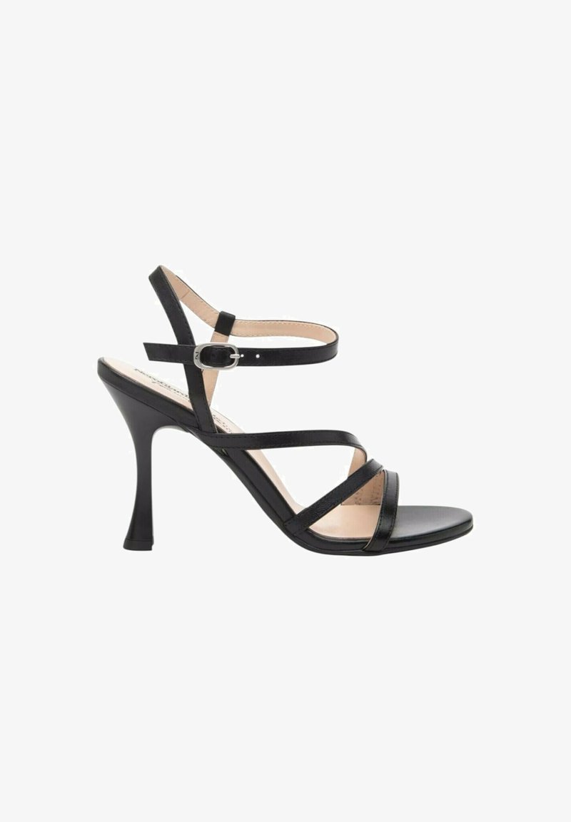 Sandalo con tacco alto nero, dotato di sottili cinturini e fibbia alla caviglia. Texture liscia, design con punta aperta e tacco curvo. Silhouette elegante.