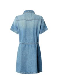 Denim kleita gaiši zilā krāsā, īsām piedurknēm, ar pogātām apkaklītēm, pieguļošu vidukli un platām svārkiem. Aizmugurē ir dubultas plecu daļas un šuves.