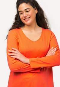 Ulla Popken LANGARM BASIC & V-AUSSCHNITT - Svetr - orange