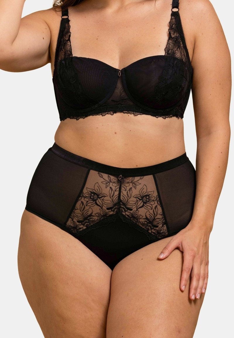 Soutien-gorge en dentelle noire et culotte taille haute avec motifs floraux, sections en maille et accents décoratifs. Texture douce et forme structurée.