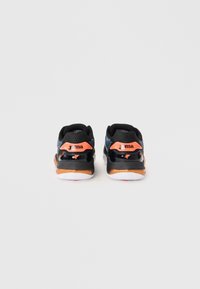 Pantofi sport negri cu accente portocalii, o textură netedă, guler căptușit și talpă din cauciuc. Logo-ul brandului notabil pe călcâi.