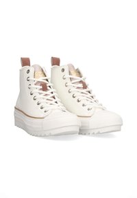 Zapatillas altas blancas con parte superior de lona texturizada, detalles en marrón contrastante, lengua metálica y suela de goma resistente y estratificada.