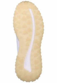 Bílá podrážka tenisek s texturovaným gumovým designem. Obsahuje trojúhelníkový vzor a centrální bílý pruh podél strany.