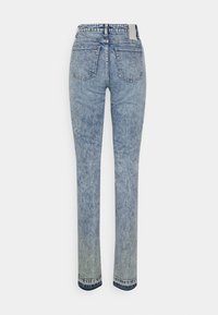 Jeans de ganga azul claro com corte reto, design de cinco bolsos e detalhes de costura ao longo da cintura e das bainhas.