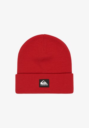 Röd stickad mössa med vikbar kant och svart rektangulärt märke med vit Quiksilver-logotyp på framsidan.