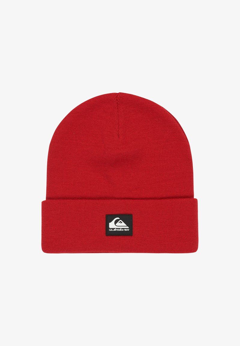 Rode gebreide beanie met opgerolde boord en een zwart rechthoekig label met het witte Quiksilver-logo op de voorkant.