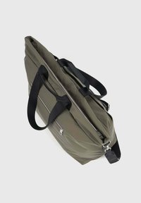 Sac en nylon vert olive avec double fermeture éclair, sangles noires et forme rectangulaire. Surface texturée avec des accents en métal.
