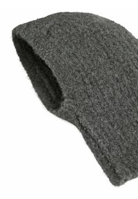 Gorro gris de punto hecho de lana texturizada, con un diseño flexible y redondeado, con costuras irregulares y una apariencia suave y cálida.