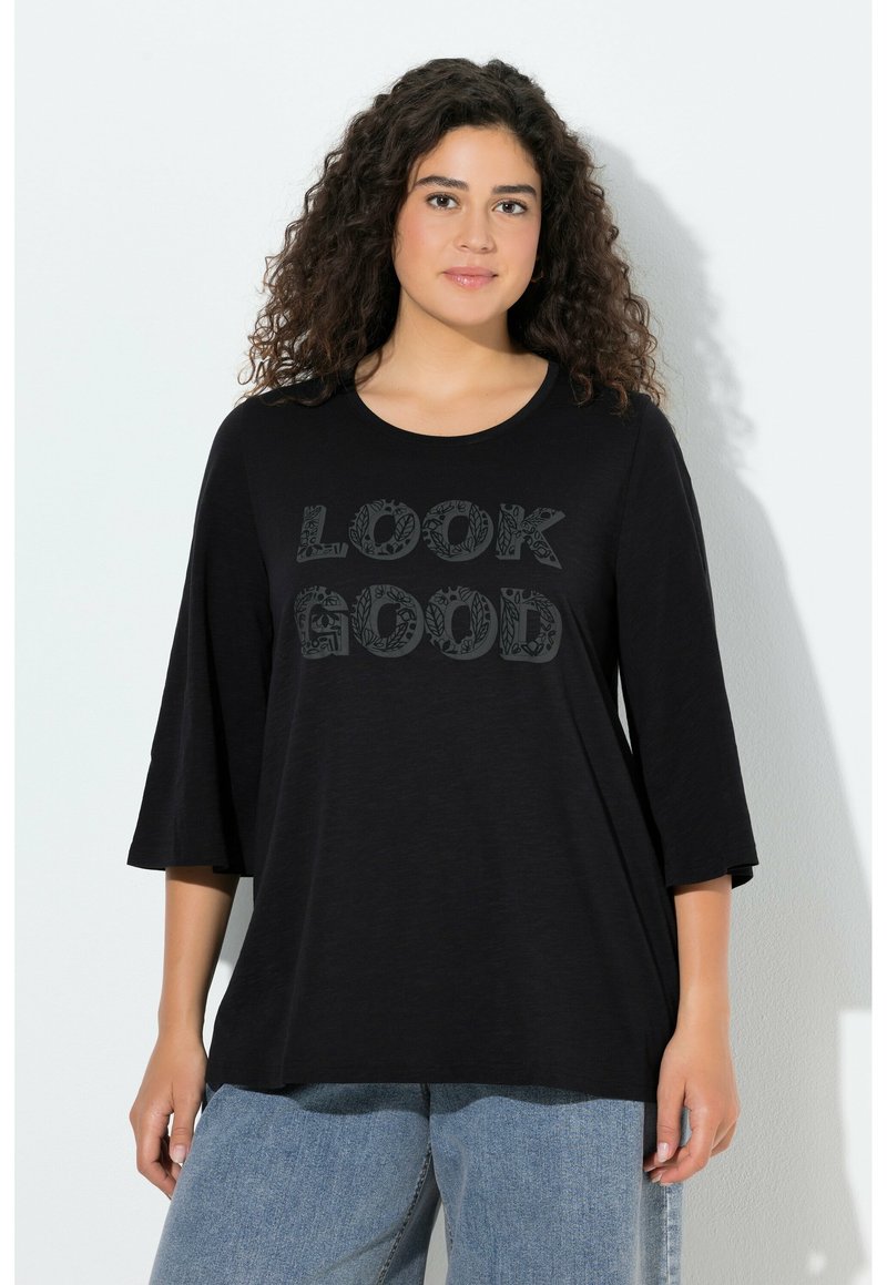 Zwart, loszittend shirt met 3/4 klokmouwen, met de tekst "LOOK GOOD" in een patroonontwerp. Zacht materiaal, casual pasvorm.