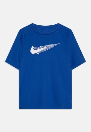 Zils Nike T-krekls, izgatavots no gludas auduma, ar baltu Swoosh logotipu dinamiskā dizainā uz priekšpuses. Īsās piedurknes, apaļais kakls.