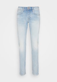 Jasnoniebieskie jeansy z denimu o smukłym kroju, z pięcioma kieszeniami i delikatnym przetarciem. Tkanina ma gładką fakturę z widocznym przeszyciem.