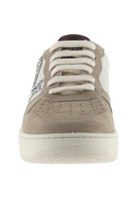 Sneaker in suede beige con un pannello in pelle bianca, punta rotonda, suola in gomma texture e lacci sottili. Il lato presenta un distintivo logo grigio.