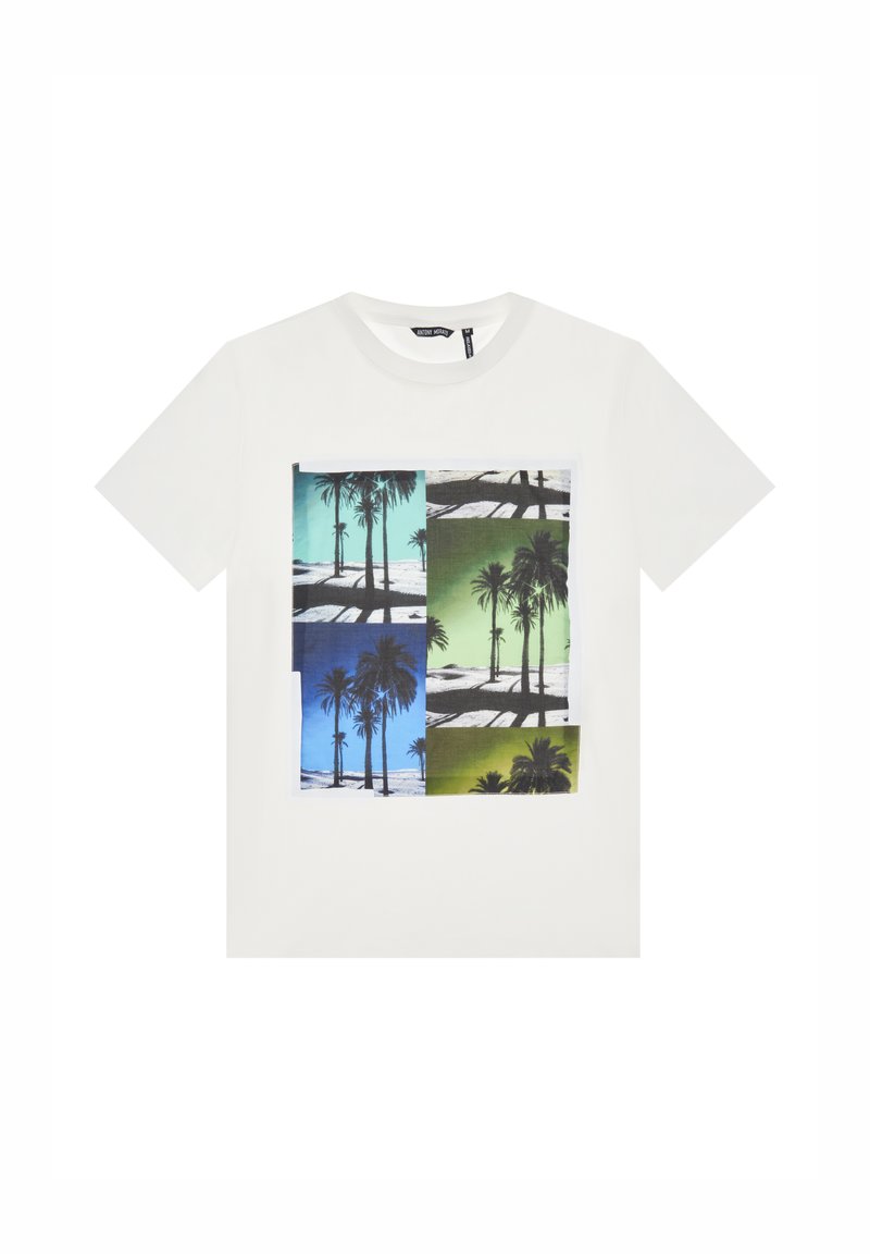 Camiseta de algodón blanca con un gráfico central que presenta cuatro paneles que representan palmeras en colores azul, verde y negro.