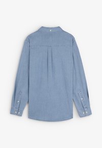 Camisa de mezclilla azul claro con mangas largas, puños abotonados y un pliegue en la parte posterior. Presenta un cuello clásico y una textura sutil.