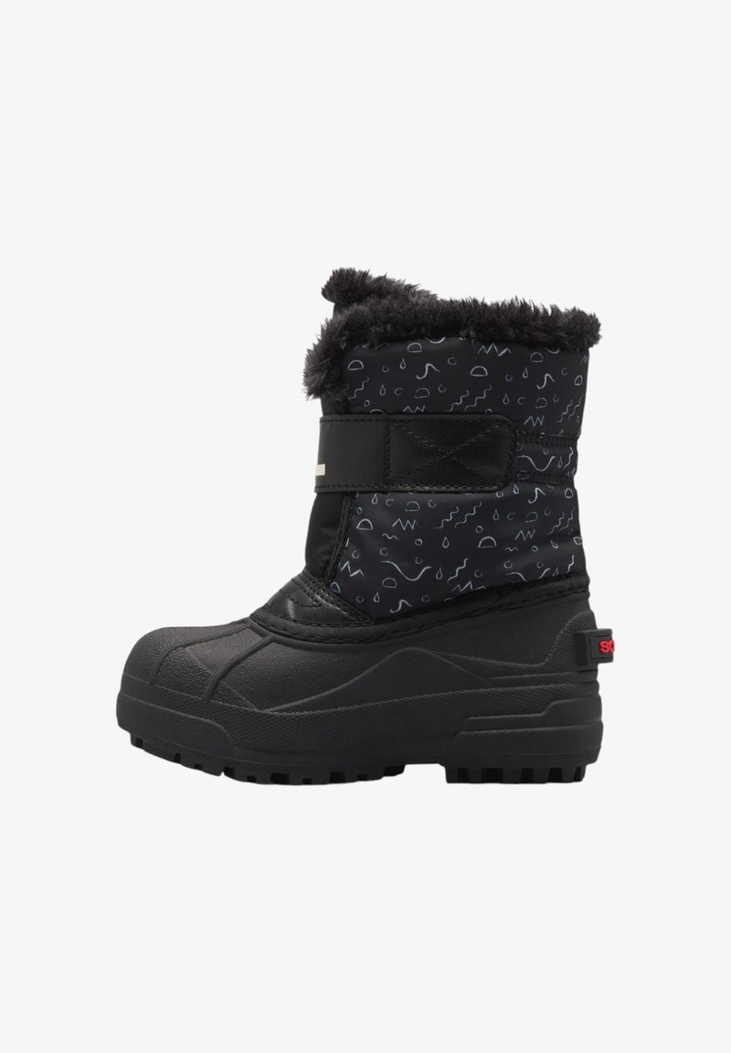 Czarne zimowe buty z teksturowaną gumową podeszwą, miękkim futerkiem z materiału syntetycznego oraz wzorzystym tekstylnym cholewką z różnorodnymi małymi białymi kształtami.