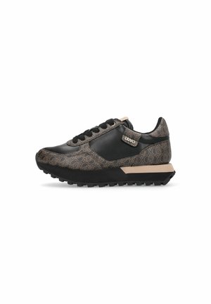 Flach geschnittener Sneaker mit schwarzen Lederpaneelen, braunem Monogramm-Muster, schwarzen Schnürsenkeln, beigem Fersenakzent und strukturierter schwarzer Sohle.