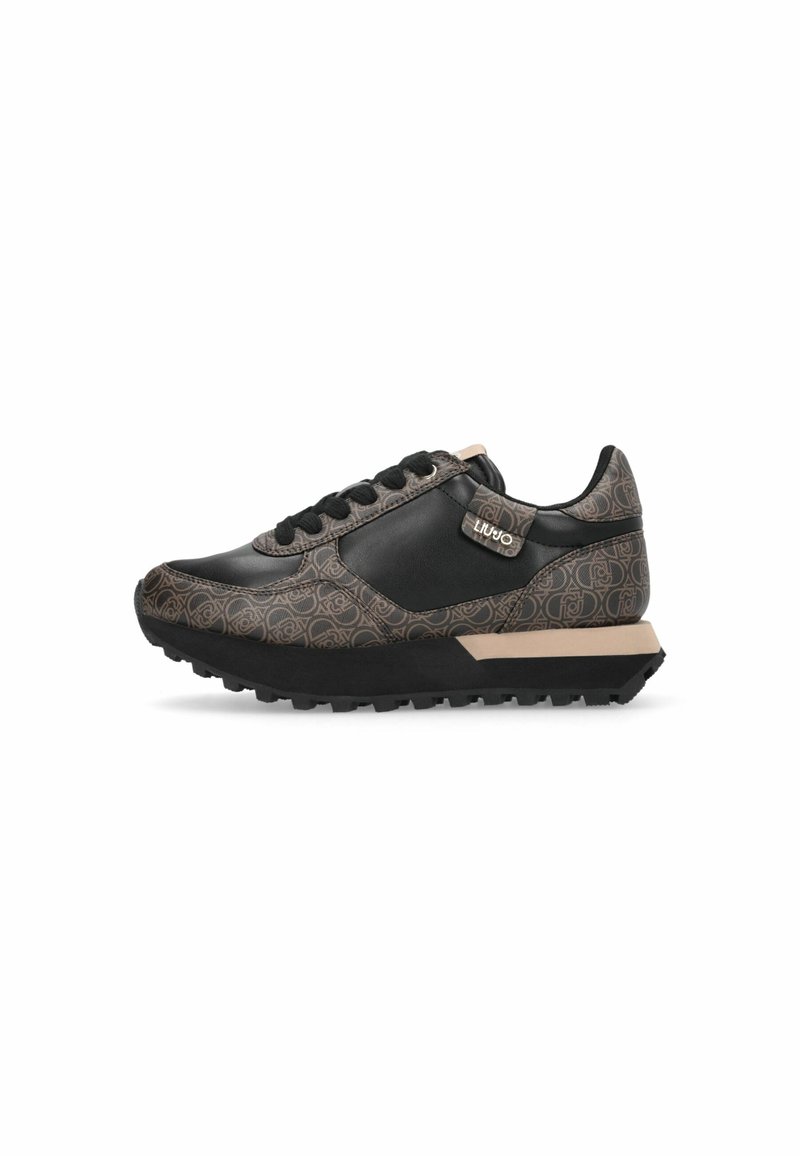 Baskets à profil bas avec des panneaux en cuir noir, motif monogramme marron, lacets noirs, talon beige et semelle noire texturée.