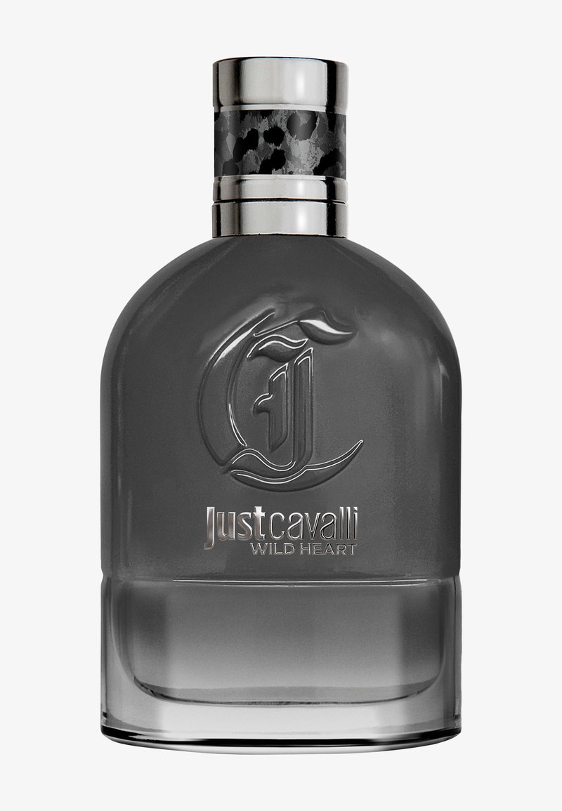 En elegant grå parfymflaska med ett metalliskt lock, som har en präglad logotyp och texten "Just Cavalli Wild Heart" tydligt synlig.
