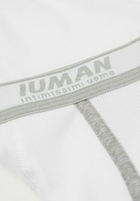 Białe majtki z szarym elastycznym paskiem w kontrastowym kolorze, na którym widnieje napis "IUMAN" i "intimi siamo". Gładka tekstura, sportowy design.