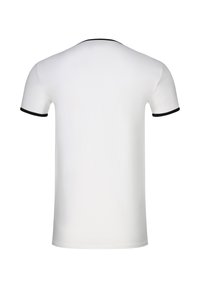 T-shirt blanc à manches courtes vu de dos avec des bordures noires sur le col et les poignets des manches.