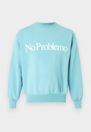 Lichtblauwe trui met ronde hals en witte tekst "No Problemo" gecentreerd op de voorkant, lange mouwen en geribde boorden en zoom.