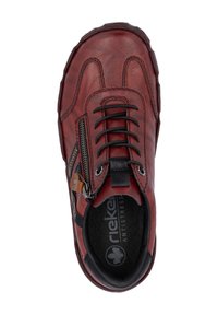 Chaussure en cuir rouge avec un bout arrondi, lacets noirs, fermeture éclair sur le côté et semelle texturée. Présente une étiquette « Rieker Antistress » à l'intérieur.