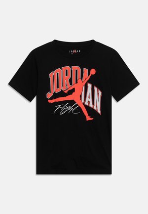 Czarna koszulka z dużym czerwonym napisem "JORDAN", czerwoną sylwetką koszykarza w powietrzu oraz białym napisem "Flight" poniżej.
