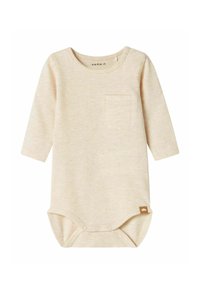 Body pour bébé à manches longues en beige clair, texture côtelée, avec une poche poitrine et des boutons-pression au bas. Accents en étiquette marron.