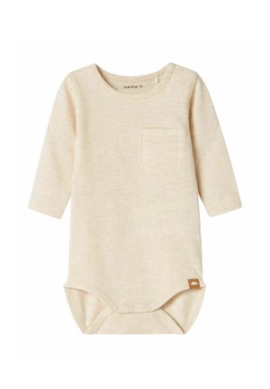 Body pour bébé à manches longues en beige clair, texture côtelée, avec une poche poitrine et des boutons-pression au bas. Accents en étiquette marron.