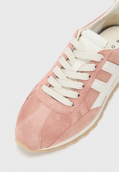 Sneaker in suede rosa con lacci bianchi e dettagli laterali. Caratterizzato da una punta rotonda e una suola in gomma testurizzata.