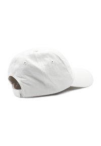 Gorra de béisbol de algodón blanco con visera curvada, correa ajustable en la parte posterior y agujeros de ventilación para transpirabilidad. Textura suave en toda su superficie.