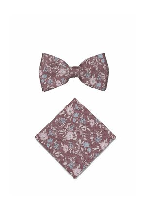 Fliege und passendes Einstecktuch mit mauvefarbenem Hintergrund und hellrosa und blauem Blumenmuster auf weißer Oberfläche.