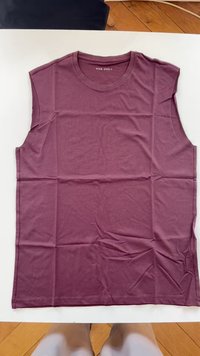 Bordeaux mouwloze t-shirt van zachte katoen, met een klassieke ronde halslijn en een gladde textuur. Plat met minimale kreukels.
