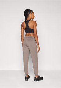 ONLY Play ONPLOUNGE LIFE REG NOOS - Joggebukse - brown