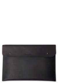 Schwarze Lederumschlagtasche mit glatter Textur, ausgestattet mit einem Druckknopfverschluss und eingeprägtem Logo. Einfache rechteckige Form, ohne sichtbare Muster.