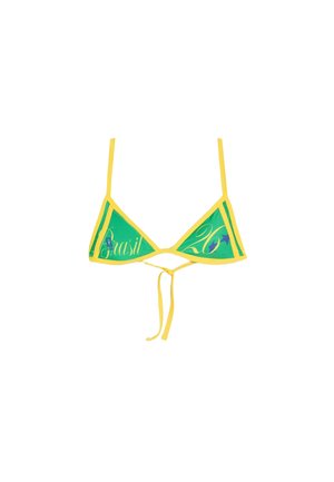 Zielony i żółty trójkątny top bikini z cienkimi żółtymi ramiączkami i napisem „Brasil 26” w stylu pisma na miseczkach.