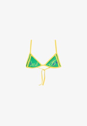 Groen en geel driehoekig bikinitopje met dunne gele bandjes en "Brasil 26" in sierlijke letters gedrukt op de cups.