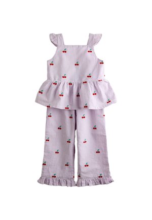 Lichtpaars peuteroutfit met rode kersenprints, mouwloos geruffeld topje en bijpassende broek met geruffelde zomen.