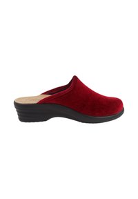 Zoccoli rossi in suede con una suola nera e texturizzata; design sopra il piede con punta arrotondata e stile minimalista.