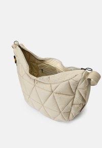 Borsa a tracolla trapuntata beige con superficie testurizzata, apertura superiore e tasca interna con zip. Presenta una tracolla in tessuto e un accento di colore sul lato.