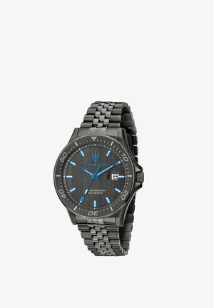Zwarte Maserati polshorloge van roestvrij staal met blauwe wijzers en markeringen, datumweergave en waterbestendigheid tot 100 meter.