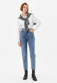 Koton RISE MOM  RELAX CUT CROP LEG - Relaxed fit -farkut - blue