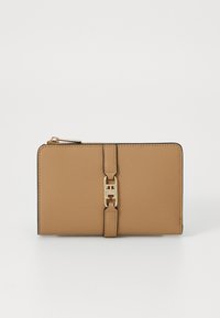 Unselected, safari canvas