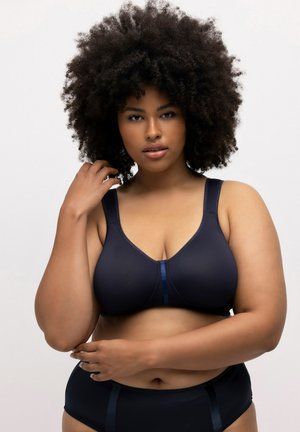 Ensemble de lingerie bleu marine en tissu doux, comprenant un soutien-gorge sans armatures avec un décolleté en V et une culotte taille haute assortie avec des accents subtils.