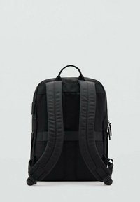 Mochila negra con correas ajustables acolchadas, asa plana en la parte superior, tela suave, diseño elegante y bolsillo lateral con cremallera para almacenamiento.