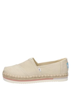 Beige canvas instapper met espadrille-stijl jute vlechtwerk, rubberen buitenzool en lichtblauwe merkaccent. Kenmerkt zich door een kruispatroon.